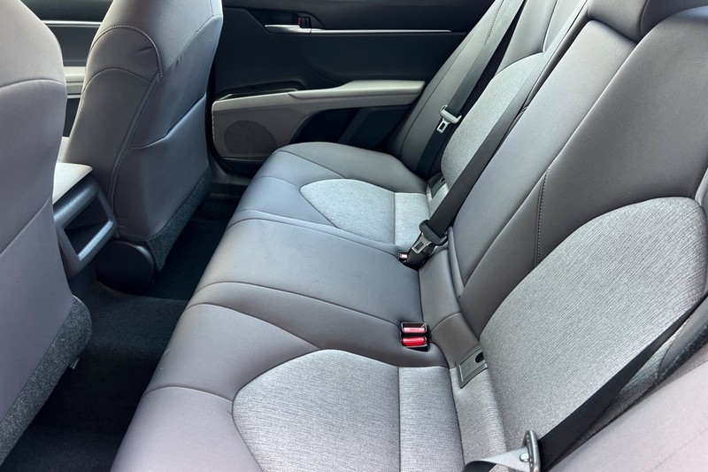 Toyota Camry Hybrid Vehicle Full-screen Gallery Image 12