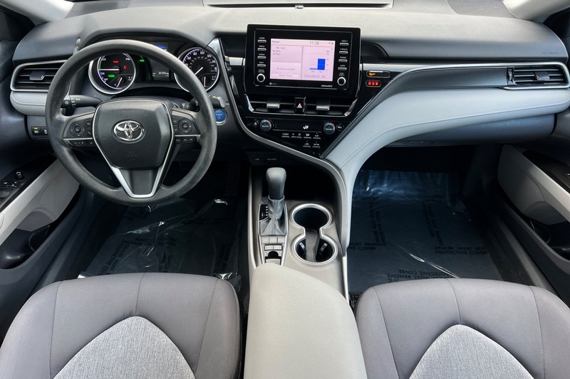 Toyota Camry Hybrid Vehicle Full-screen Gallery Image 13