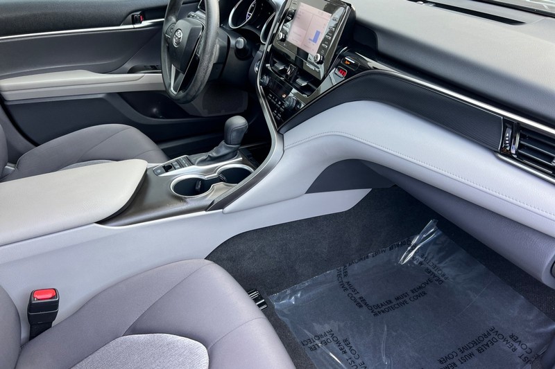 Toyota Camry Hybrid Vehicle Full-screen Gallery Image 15