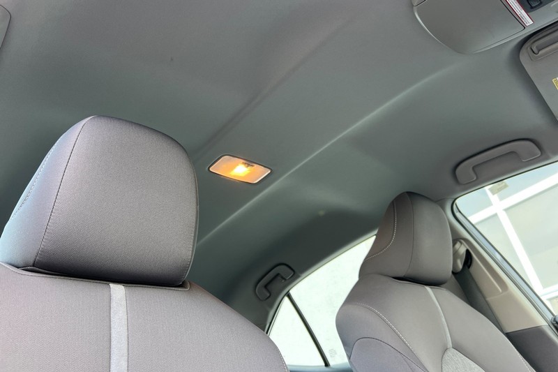 Toyota Camry Hybrid Vehicle Full-screen Gallery Image 16