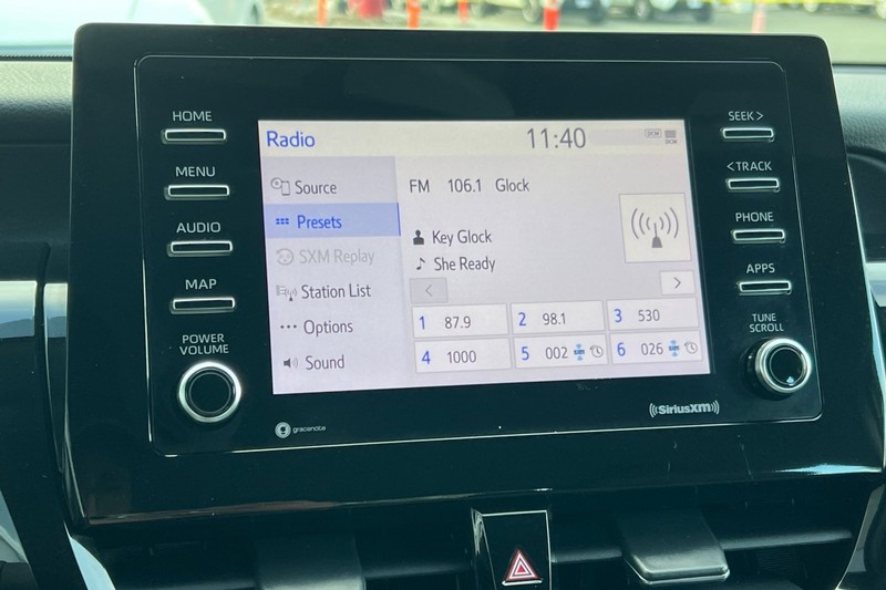 Toyota Camry Hybrid Vehicle Full-screen Gallery Image 17