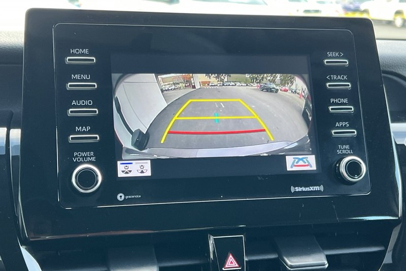 Toyota Camry Hybrid Vehicle Full-screen Gallery Image 18