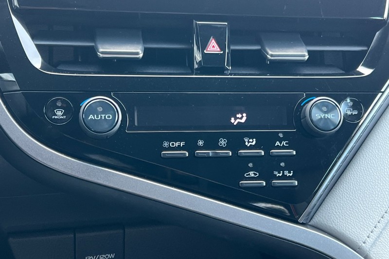 Toyota Camry Hybrid Vehicle Full-screen Gallery Image 19