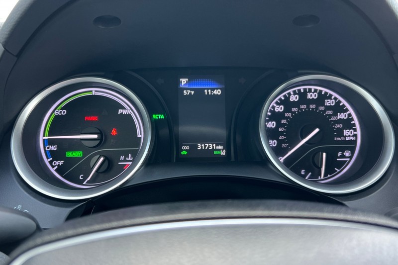Toyota Camry Hybrid Vehicle Full-screen Gallery Image 23