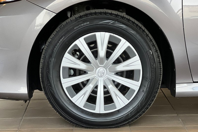 Toyota Camry Hybrid Vehicle Full-screen Gallery Image 25