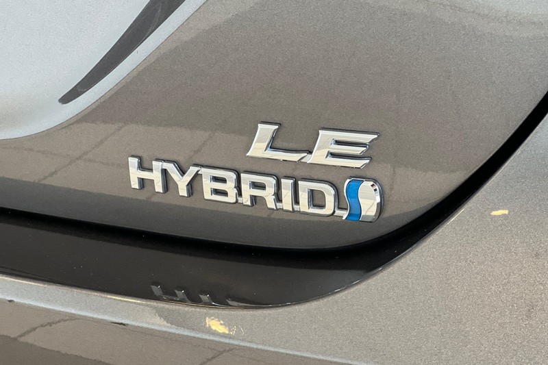 Toyota Camry Hybrid Vehicle Full-screen Gallery Image 26