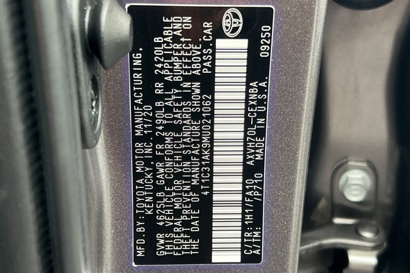 Toyota Camry Hybrid Vehicle Full-screen Gallery Image 27