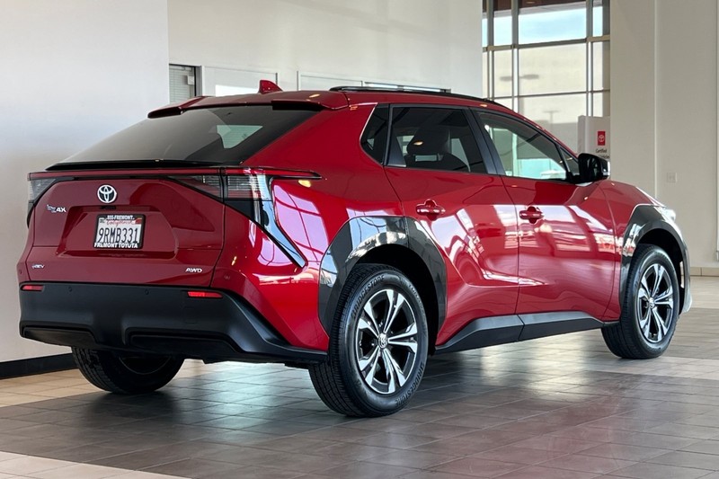 Toyota bZ4X Vehicle Full-screen Gallery Image 04