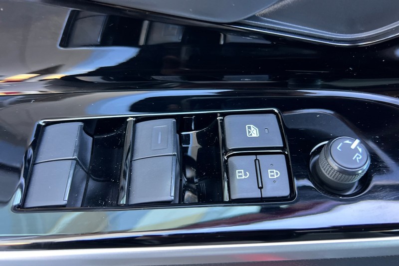 Toyota bZ4X Vehicle Full-screen Gallery Image 11