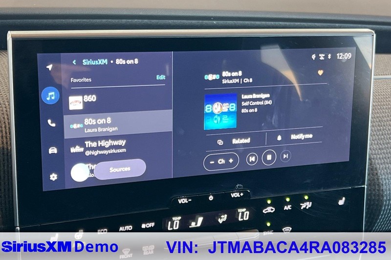 Toyota bZ4X Vehicle Full-screen Gallery Image 28