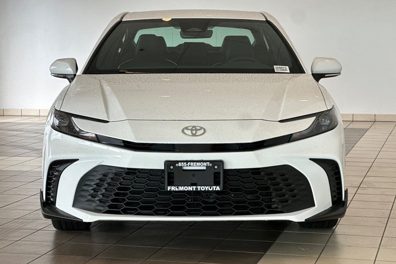 Toyota Camry Vehicle Full-screen Gallery Image 03