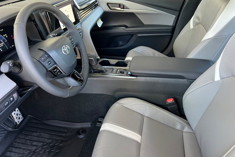 Toyota Camry Vehicle Full-screen Gallery Image 08