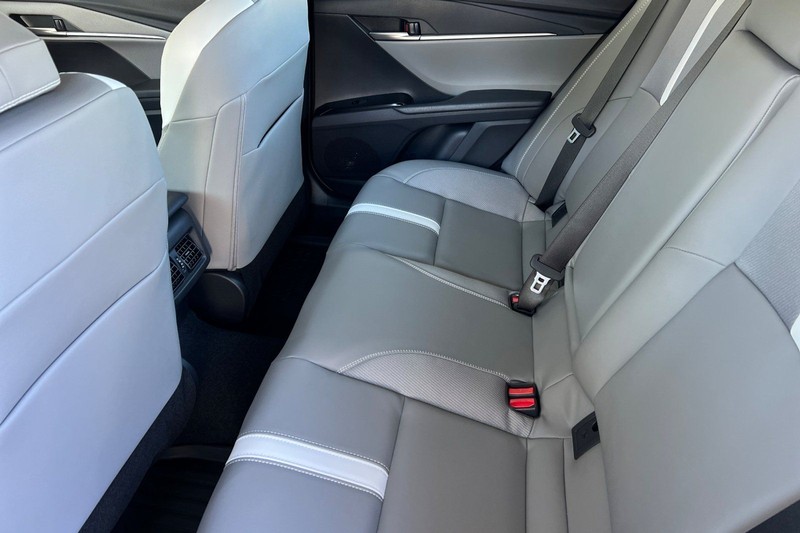 Toyota Camry Vehicle Full-screen Gallery Image 10