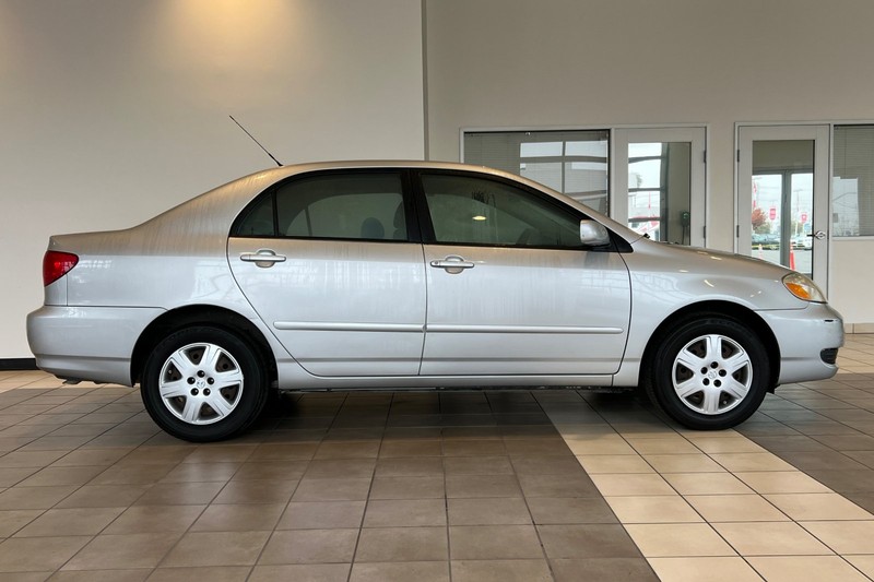 Toyota Corolla Vehicle Full-screen Gallery Image 03