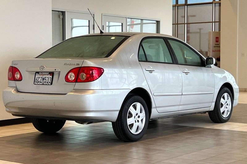 Toyota Corolla Vehicle Full-screen Gallery Image 04