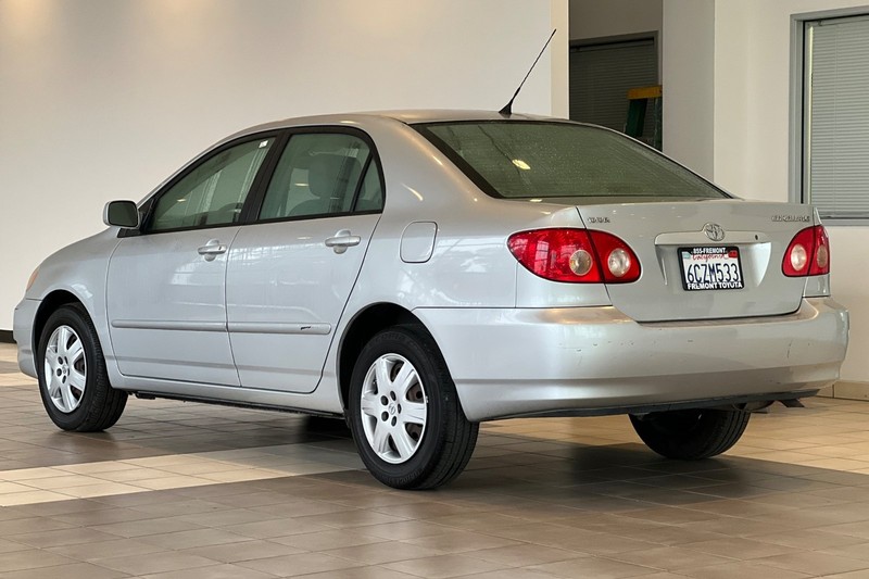 Toyota Corolla Vehicle Full-screen Gallery Image 06