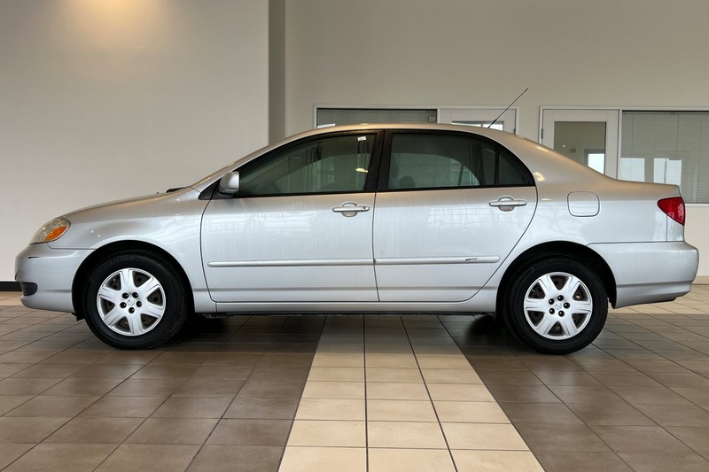 Toyota Corolla Vehicle Full-screen Gallery Image 07