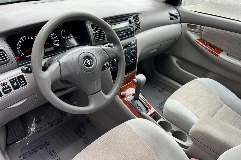 Toyota Corolla Vehicle Full-screen Gallery Image 10