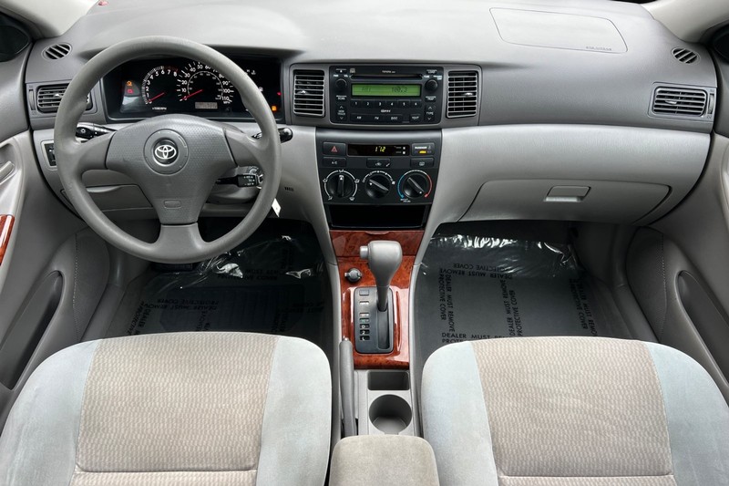 Toyota Corolla Vehicle Full-screen Gallery Image 13