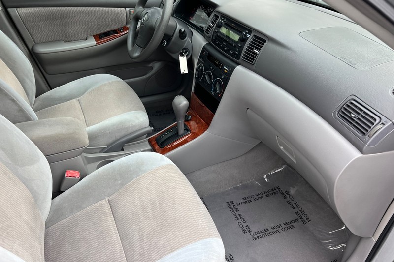 Toyota Corolla Vehicle Full-screen Gallery Image 15