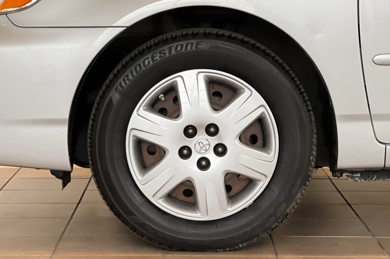 Toyota Corolla Vehicle Full-screen Gallery Image 23