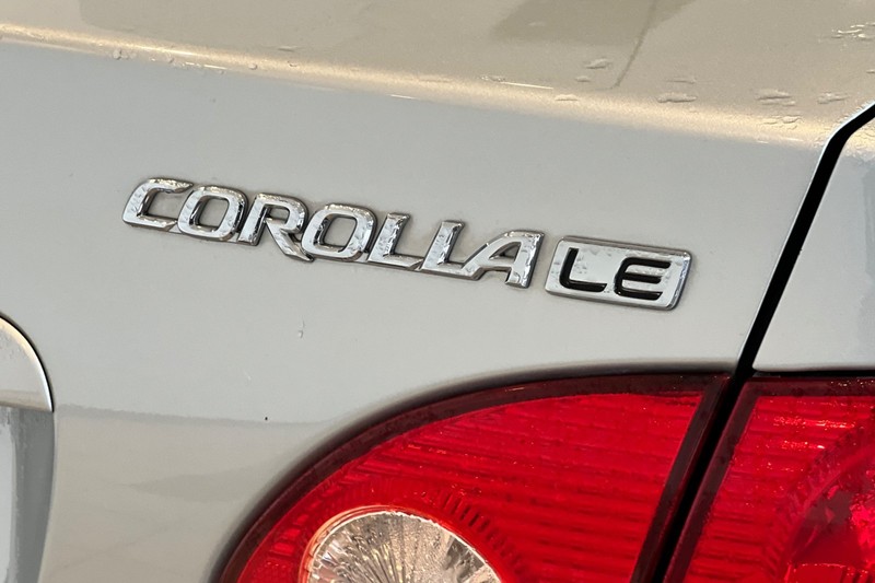 Toyota Corolla Vehicle Full-screen Gallery Image 24