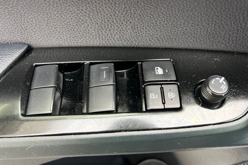 Toyota Prius Vehicle Full-screen Gallery Image 11