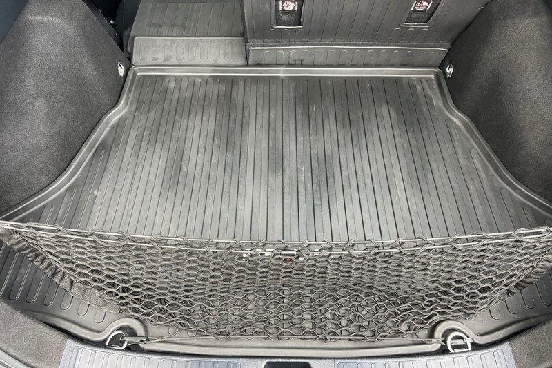 Toyota Prius Vehicle Full-screen Gallery Image 15