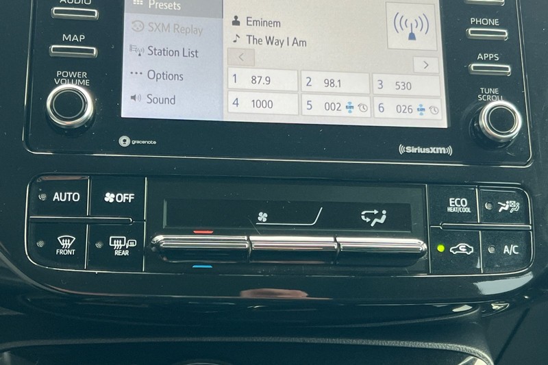 Toyota Prius Vehicle Full-screen Gallery Image 20