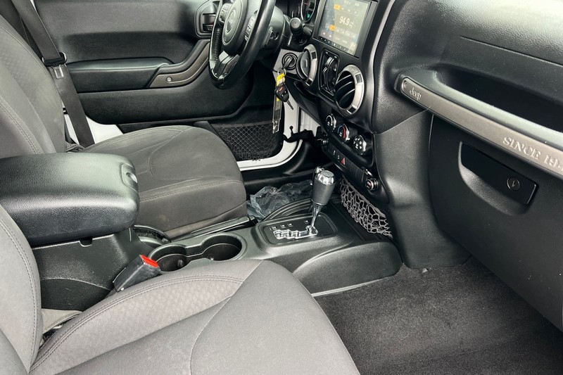 Jeep Wrangler Unlimited Vehicle Full-screen Gallery Image 16