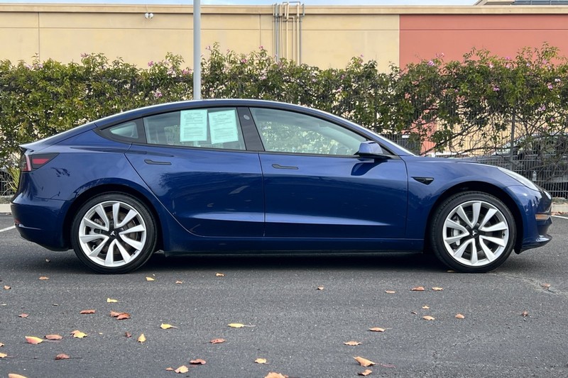 Tesla Model 3 Vehicle Full-screen Gallery Image 03