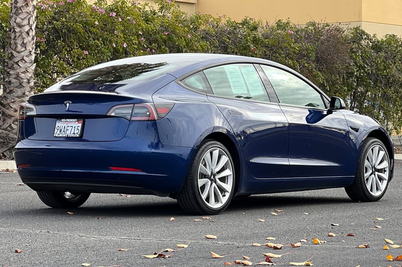 Tesla Model 3 Vehicle Full-screen Gallery Image 04