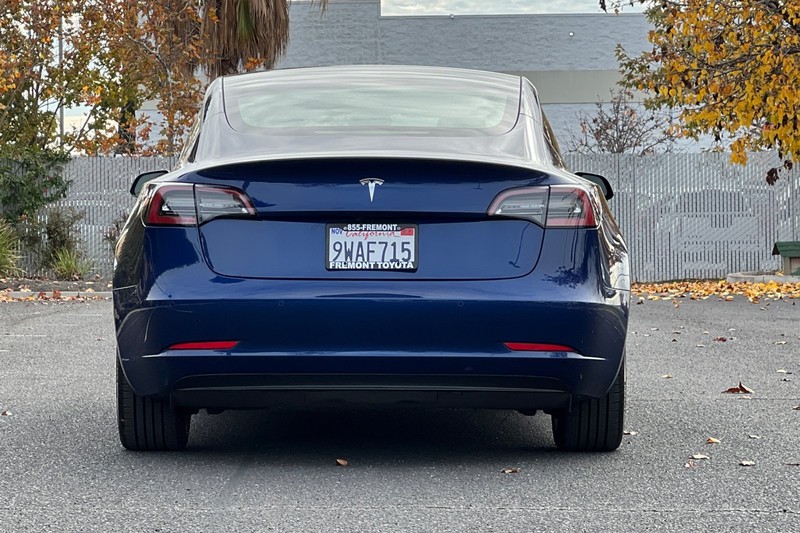 Tesla Model 3 Vehicle Full-screen Gallery Image 05