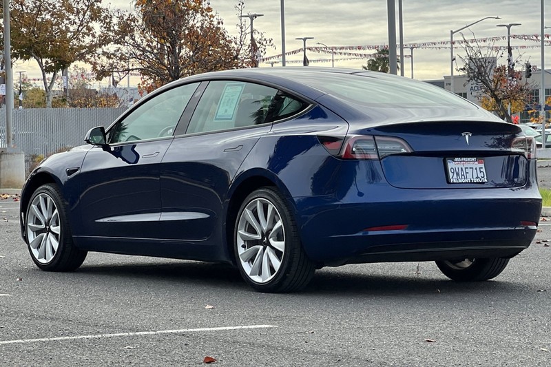 Tesla Model 3 Vehicle Full-screen Gallery Image 06
