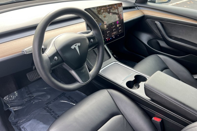 Tesla Model 3 Vehicle Full-screen Gallery Image 10