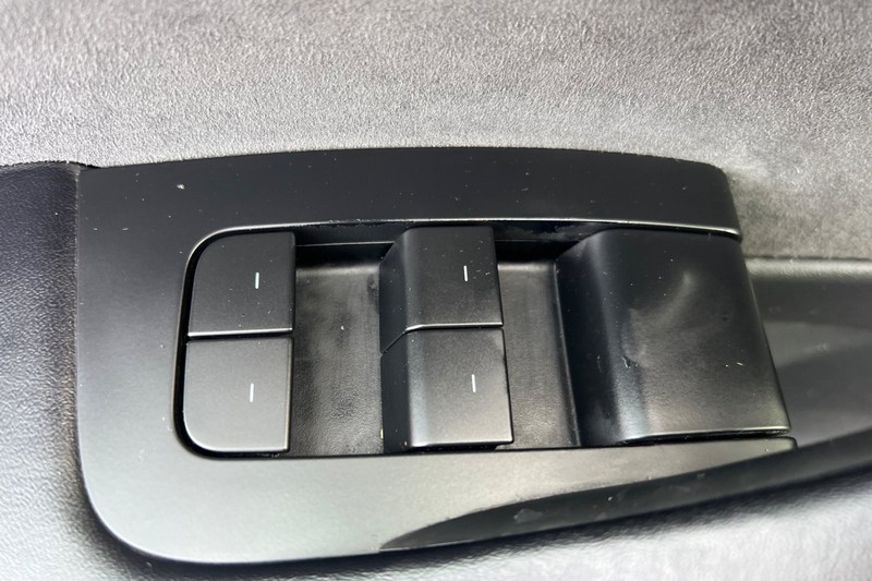 Tesla Model 3 Vehicle Full-screen Gallery Image 11