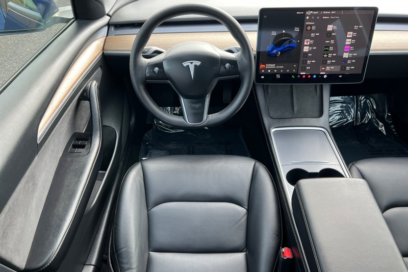 Tesla Model 3 Vehicle Full-screen Gallery Image 14