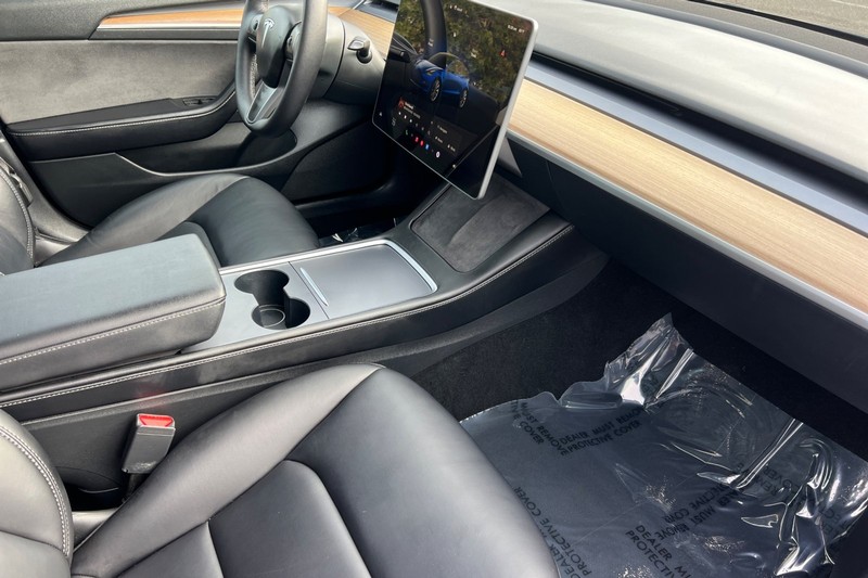 Tesla Model 3 Vehicle Full-screen Gallery Image 15