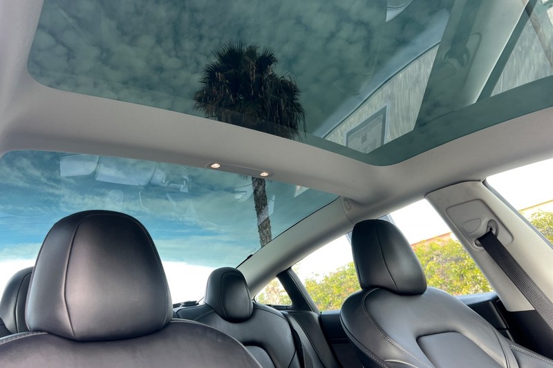 Tesla Model 3 Vehicle Full-screen Gallery Image 16