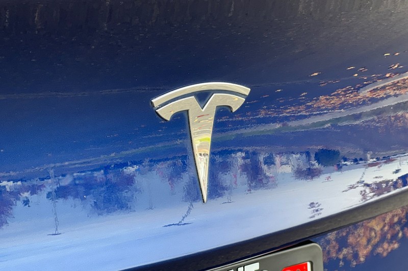 Tesla Model 3 Vehicle Full-screen Gallery Image 25