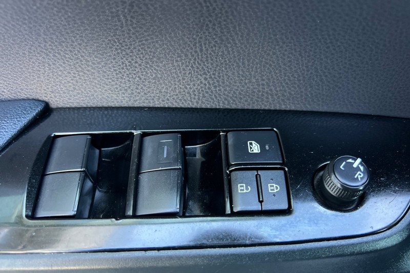 Toyota Prius Vehicle Full-screen Gallery Image 11