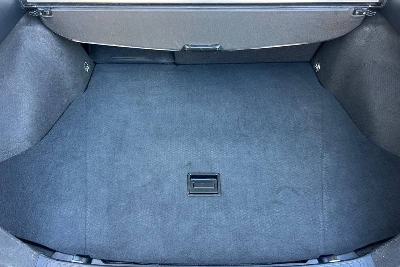 Toyota Prius Vehicle Full-screen Gallery Image 15