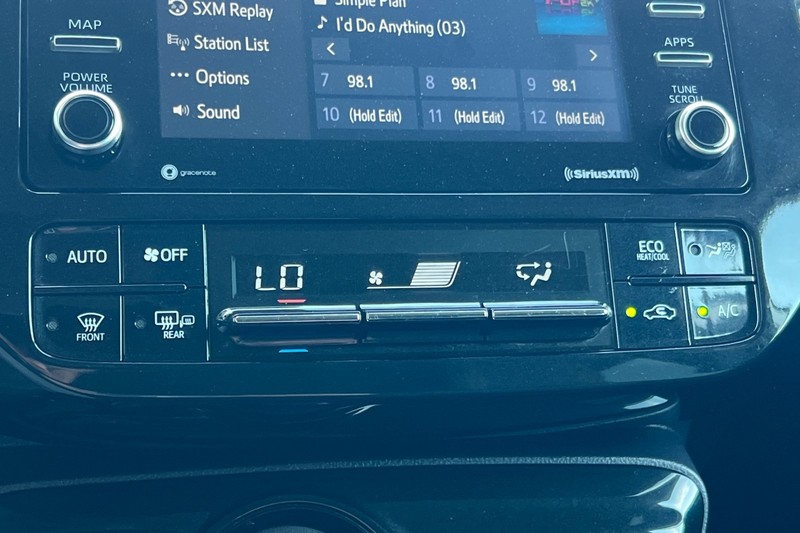 Toyota Prius Vehicle Full-screen Gallery Image 20