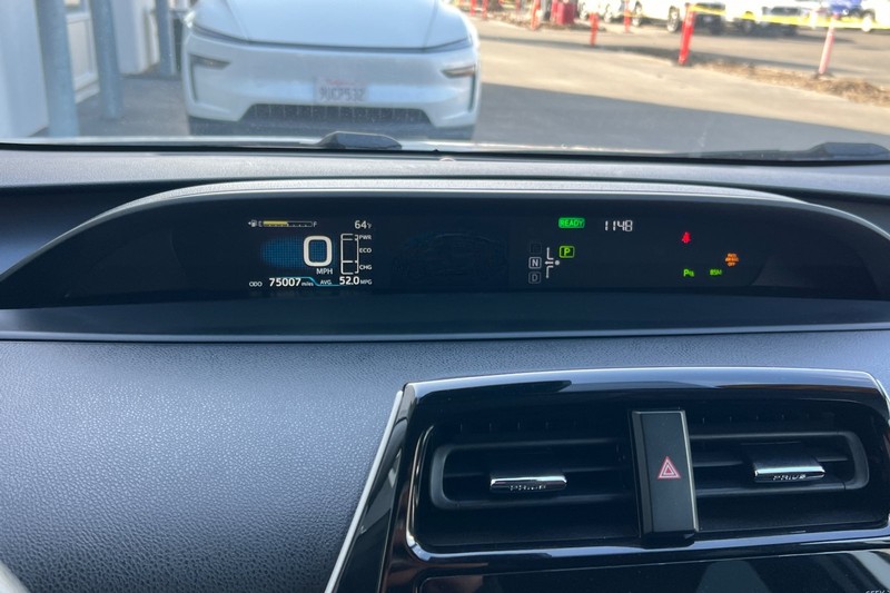 Toyota Prius Vehicle Full-screen Gallery Image 24