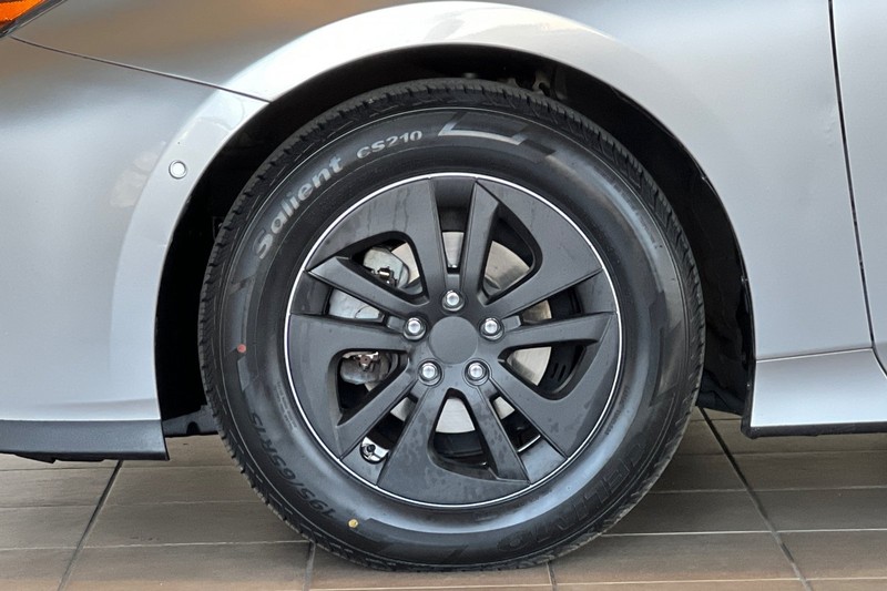 Toyota Prius Vehicle Full-screen Gallery Image 26