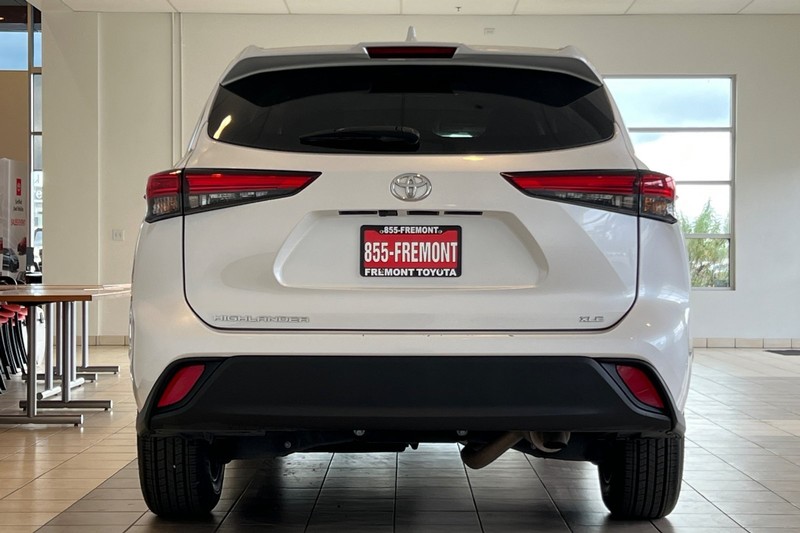 Toyota Highlander Vehicle Full-screen Gallery Image 05