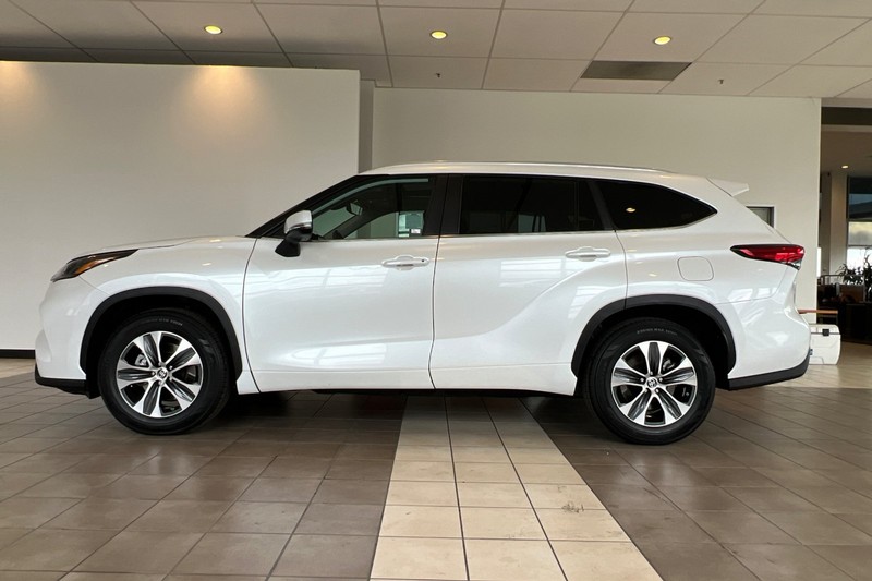 Toyota Highlander Vehicle Full-screen Gallery Image 07