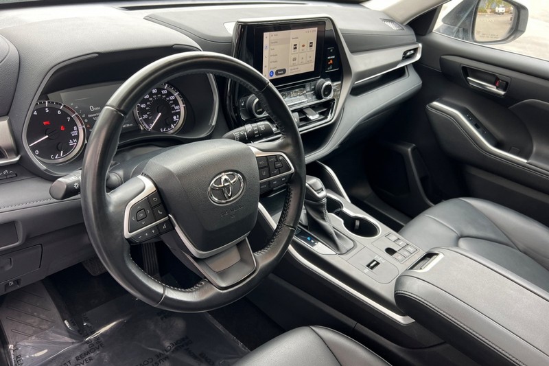 Toyota Highlander Vehicle Full-screen Gallery Image 10