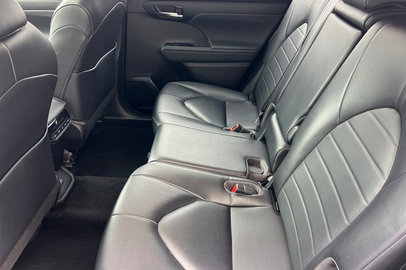 Toyota Highlander Vehicle Full-screen Gallery Image 12