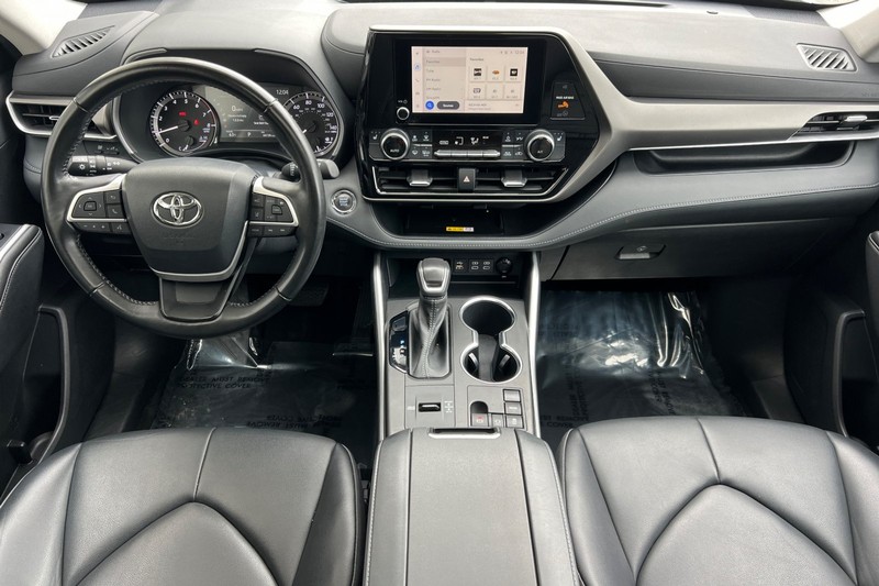 Toyota Highlander Vehicle Full-screen Gallery Image 13
